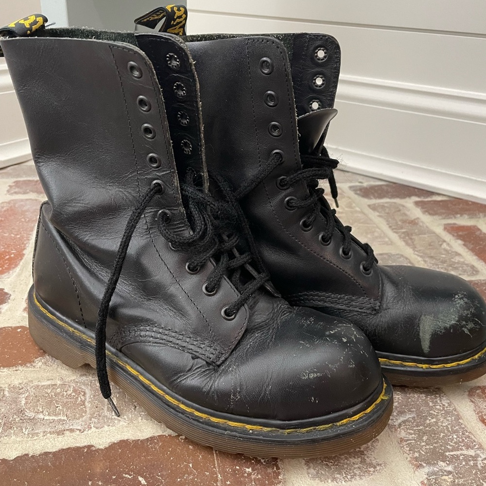 Vintage 133 Dr Martens combat boots, steel toe, England grunge goth 90s retro